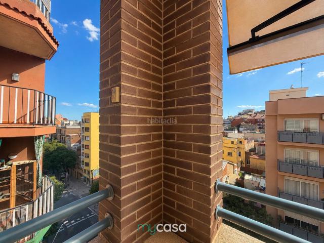 Piso en venta en Barcelona, Baix Guinardó. ¡ÚLTIMA PLANTA TOTALMENTE REFORMADA CON TERRAZA Y 4 HABITACIONES!. Pisos.