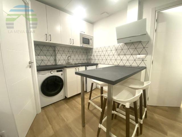 Piso en venta en Barcelona, Barceloneta. Bonito bajo reformado a estrenar. Pisos.