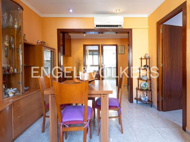 Piso en venta en Barcelona, Barceloneta. Excelente vivienda junto a la Plaça del Poeta Boscà y la playa. Pisos.