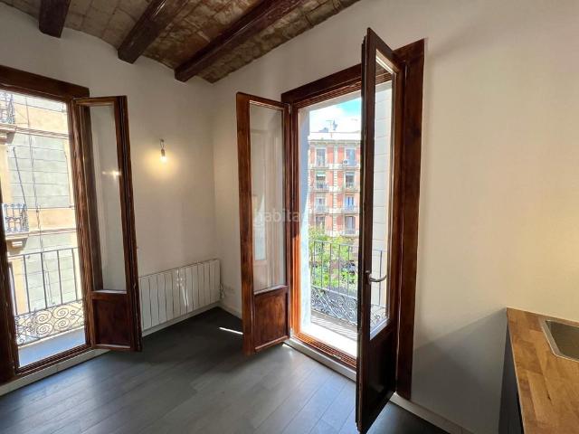 Piso en venta en Barcelona, Barceloneta. Loft con balcones y esencia mediterránea en La Barceloneta. Pisos.