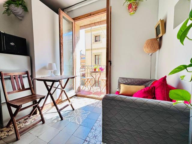 Piso en venta en Barcelona, Barceloneta. Piso de 2 habitaciones y 2 baños cerca del mar. Pisos.