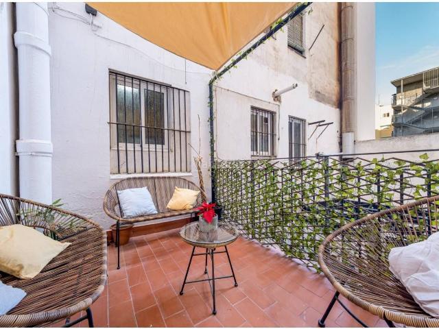 Piso en venta en Barcelona, Barceloneta. Piso reformado con balcón y terraza. Pisos.