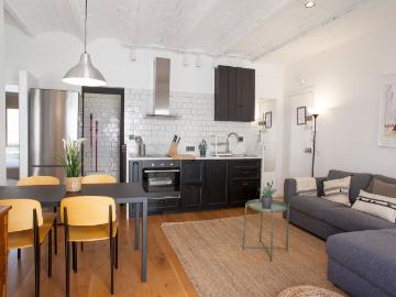 Piso en venta en Barcelona, Barceloneta. PISO REFORMADO CON MUCHO ENCANTO Y BALCÓN A UN MINUTO DE LA PLAYA EN LA BARCELONETA. Pisos.