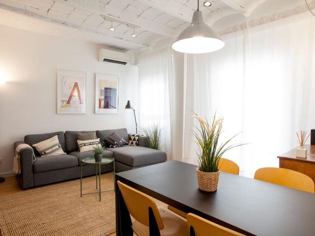 Piso en venta en Barcelona, Barceloneta. PISO REFORMADO CON MUCHO ENCANTO Y BALCÓN A UN MINUTO DE LA PLAYA EN LA BARCELONETA. Pisos.
