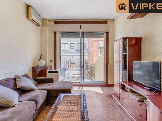 Piso en venta en Barcelona, Barri de les Corts. AMPLIO PISO EXTERIOR CON BALCÓN Y GARAJE EN LES CORTS, JUNTO A SANTS ESTACIÓ. Pisos.