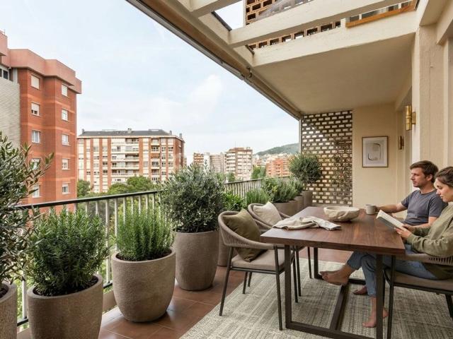 Piso en venta en Barcelona, Barri de les Corts. Amplio y luminoso piso con terraza en Sarriá. Pisos.