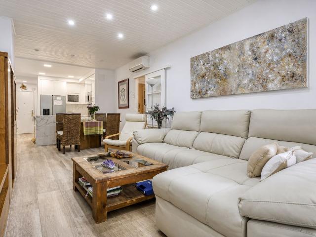 Piso en venta en Barcelona, Barri de les Corts. Acogedor piso con balcón en zona tranquila Listo para entrar a vivir. Pisos.