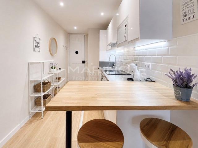 Piso en venta en Barcelona, Barri de les Corts. Apartamento reformado en venta en calle Berguedà, Les Corts. Pisos.