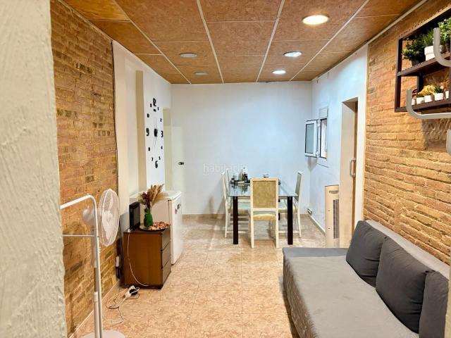 Piso en venta en Barcelona, Barri de les Corts. El piso tiene un contrato de alquiler con unos inquilinos hasta el 1 de marzo de 2027. Pisos.