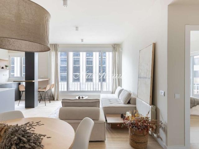 Piso en venta en Barcelona, Barri de les Corts. Elegante propiedad recién reformada en la prestigiosa Avenida Diagonal 115m. Pisos.