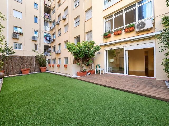 Piso en venta en Barcelona, Barri de les Corts. Elegante vivienda con espectacular terraza privada de 75 m2 en Avenida Sarrià. Pisos.