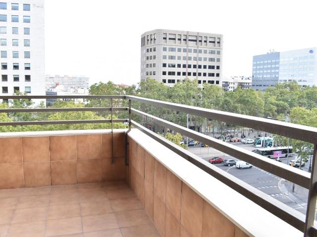Piso en venta en Barcelona, Barri de les Corts. Exclusiva vivienda con balcón esquinero, vistas panorámicas y dos plazas de aparcamiento. Pisos.