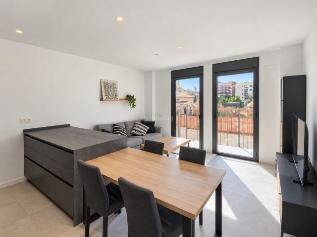 Piso en venta en Barcelona, Barri de les Corts. Obra nueva amueblada frente a LIlla Terraza y piscina en azotea. Pisos.