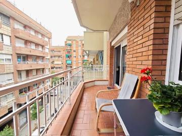 Piso en venta en Barcelona, Barri de les Corts. LUZ, ESPACIO Y POTENCIAL EN EL CORAZÓN DE LES CORTS. Pisos.