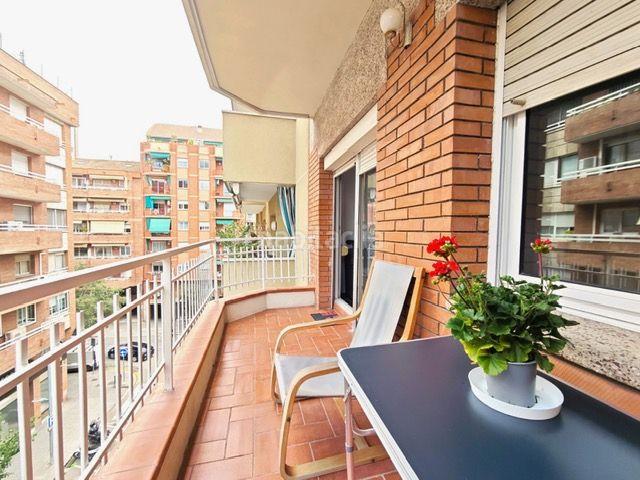 Piso en venta en Barcelona, Barri de les Corts. LUZ, ESPACIO Y POTENCIAL EN EL CORAZÓN DE LES CORTS. Pisos.