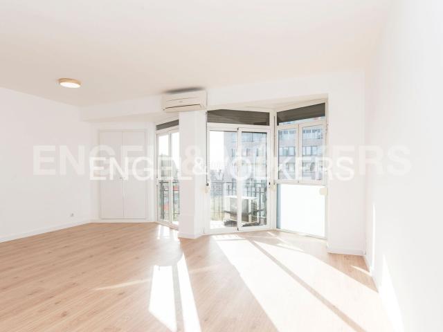 Piso en venta en Barcelona, Barri de les Corts. Soleado piso alto orientación Sur al lado del CC Lilla. Pisos.