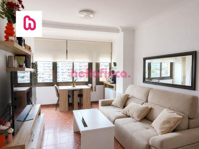 Piso en venta en Barcelona, Barri de les Corts. Piso de 4 habitaciones y balcón en Les Corts. Pisos.