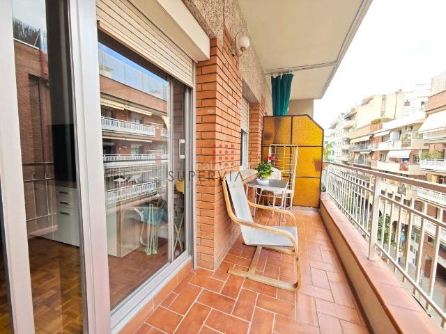 Piso en venta en Barcelona, Barri de les Corts. Piso de 4 habitaciones con balcón en Les Corts. Pisos.