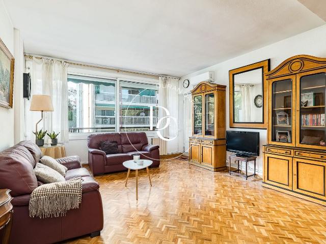Piso en venta en Barcelona, Barri de les Corts. Piso de 133 m2 con vistas y terraza en venta en Les Corts, Barcelona. Pisos.
