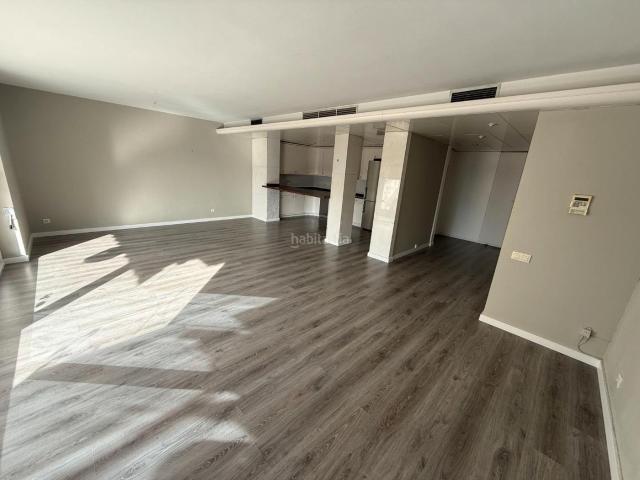 Piso en venta en Barcelona, Barri de les Corts. Piso de 2 hab 2 baños alta planta con balcon y 2 parking. Pisos.