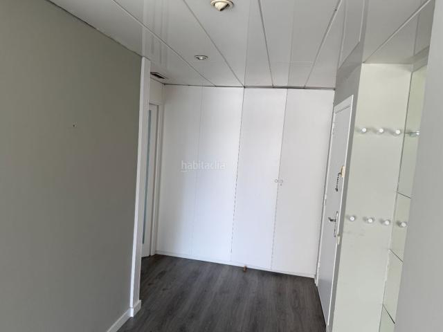 Piso en venta en Barcelona, Barri de les Corts. Piso de 2 hab 2 baños alta planta con balcon y 2 parking. Pisos.
