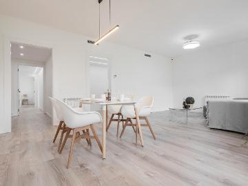 Piso en venta en Barcelona, Barri de les Corts. Piso en venta en Les Corts con 4 habitaciones, reformado a estrenar, Barcelona. Pisos.