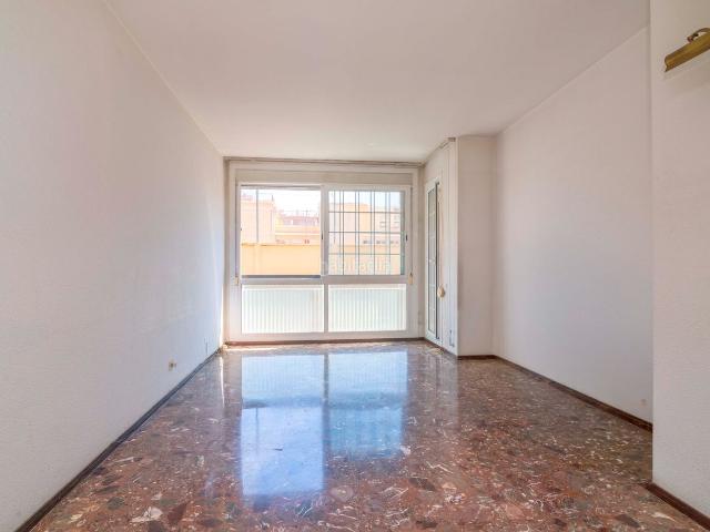 Piso en venta en Barcelona, Barri de les Corts. Piso en venta en Les Corts con 4 habitaciones y balcón, a reformar, Barcelona. Pisos.