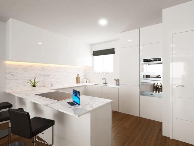 Piso en venta en Barcelona, Barri de les Corts. Piso en venta en Les Corts con 4 habitaciones y balcón, a reformar, Barcelona. Pisos.