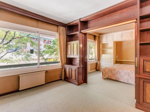Piso en venta en Barcelona, Barri de les Corts. Piso en en venta en la calle Lluça, en la zona de les Corts, exterior a la calle. Pisos.