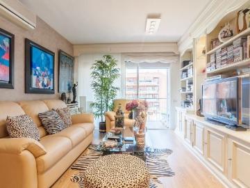 Piso en venta en Barcelona, Barri de les Corts. Piso exterior y luminoso en venta en Les Corts, Barcelon. Pisos.