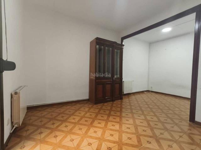 Piso en venta en Barcelona, Barri de les Corts. Piso exterior con balcón y 3 habitaciones en Carrer de Cabestany, Les Corts. Pisos.