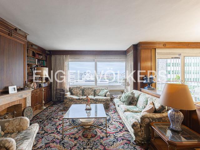 Piso en venta en Barcelona, Barri de les Corts. Piso familiar de 5 habitaciones. Carrer Entença LIlla Diagonal con párking. Pisos.