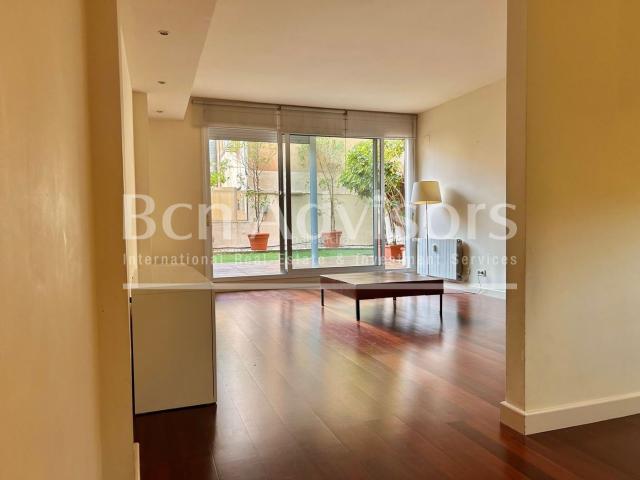 Piso en venta en Barcelona, Barri de les Corts. Piso listo para entrar a vivir con espectacular terraza. Pisos.