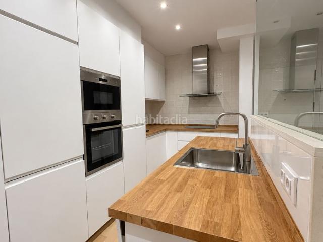 Piso en venta en Barcelona, Barri de les Corts. PISO MUY LUMINOSO Y TOTALMENTE REFORMADO EN LES CORTS, CERCA DE L'ILLA: DOS DORMITORIOS EXTERIORES, DOS BAÑOS Y ESPACIO EXTRA. Pisos.