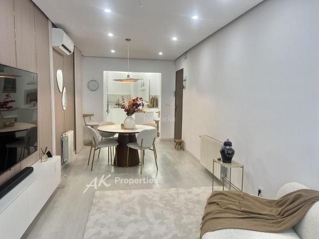 Piso en venta en Barcelona, Barri de les Corts. Piso reformado con balcón en Barcelona. Pisos.
