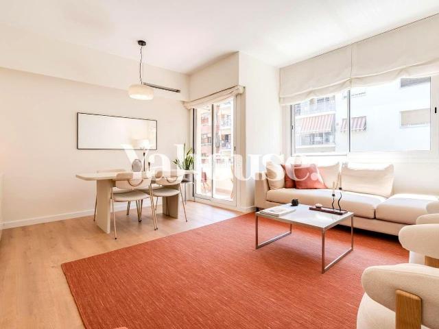Piso en venta en Barcelona, Barri de les Corts. Pisos.