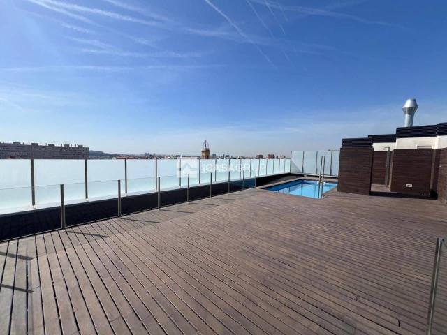 Piso en venta en Barcelona, Barri de les Corts. Precioso piso esquinero con piscina comunitaria en Les Corts, Barcelona. Pisos.