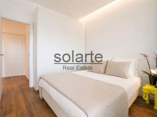 Piso en venta en Barcelona, Barri de les Corts. Vivienda Reformada, Exterior y Luminosa con Ascensor y balcón. Pisos.