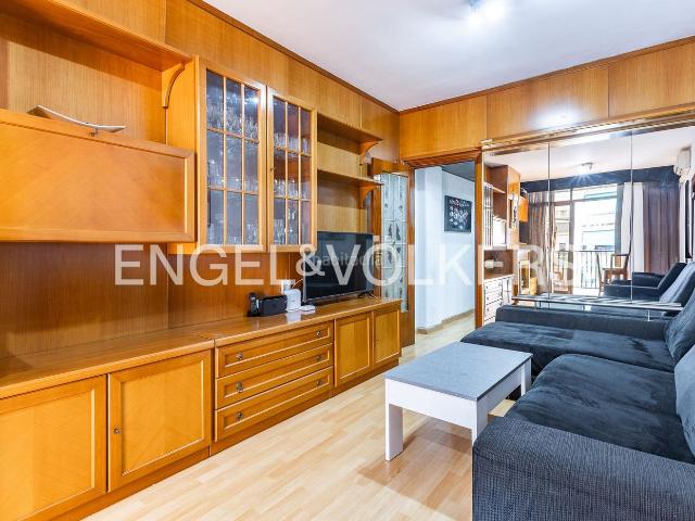 Piso en venta en Barcelona, Besòs Maresme. Luminoso piso de 3 dormitorios con galería y jardín comunitario en Sant Martí. Pisos.
