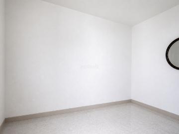 Piso en venta en Barcelona, Canyelles. Altura, luz y comodidad en Canyelles 76 m2 con balcón y gran potencial. Pisos.