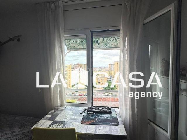 Piso en venta en Barcelona, Canyelles. Piso alto, exterior y soleado con ascensor en Via Favència. Pisos.