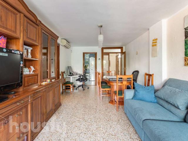 Piso en venta en Barcelona, Canyelles. Pisos.
