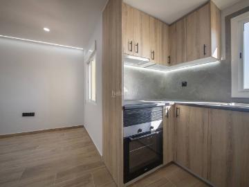 Piso en venta en Barcelona, Can Baró. Piso totalmente exterior, reformado a estrenar. Pisos.