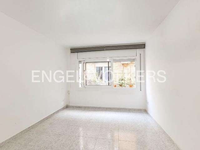Piso en venta en Barcelona, Carmel. Apartamento de 3 habitaciones con ascensor a 5 min del metro. Pisos.