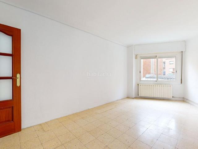 Piso en venta en Barcelona, Carmel. BERNAT BRANSI CARMELVivienda de 70 m2 construidos. Compuesta de 3 dormitorios, salón comedor, amplia cocina y baño completo.Estad. Pisos.