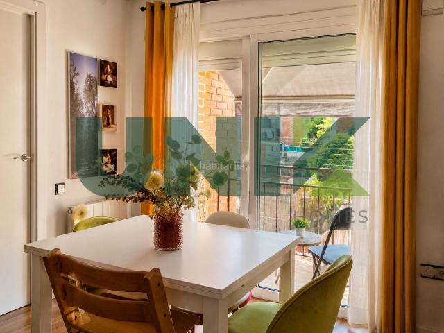 Piso en venta en Barcelona, Carmel. Piso con terraza y vistas a los Bunkers junto al metro El Carmel. Pisos.