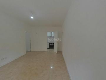 Piso en venta en Barcelona, Carmel. Piso en venta con inquilino. Pisos.