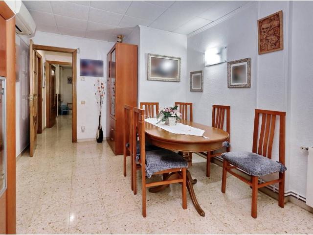 Piso en venta en Barcelona, Carmel. Piso en venta en El Carmel, Barcelona 4 habitaciones, ascensor, balcón y cocina reformada!. Pisos.