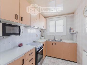 Piso en venta en Barcelona, Carmel. Piso Exterior con Vistas Despejadas y Contrato de Alquiler Vigente. Pisos.