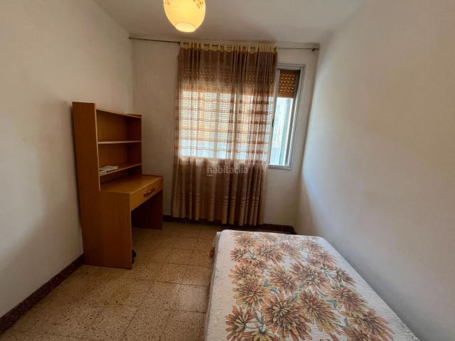 Piso en venta en Barcelona, Ciutat Meridiana. Con Ascensor para Reformar con 76 metros y 3 habitaciones Exterior. Pisos.